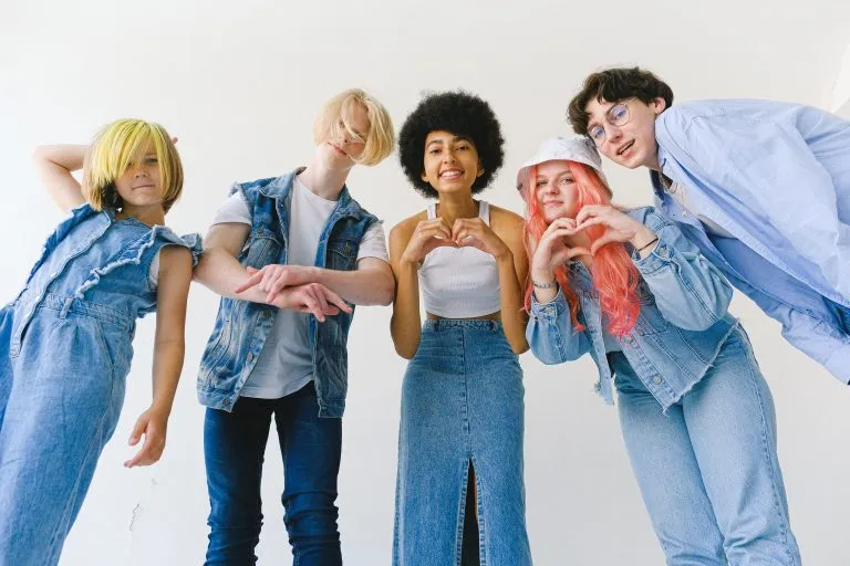 Entre Likes e Incertezas: a crise de identidade da Geração Z