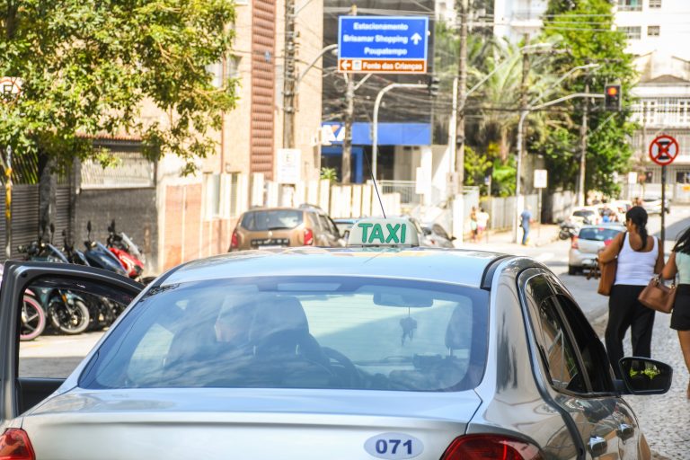 Novo decreto moderniza serviço de táxi e amplia acessibilidade em São Vicente