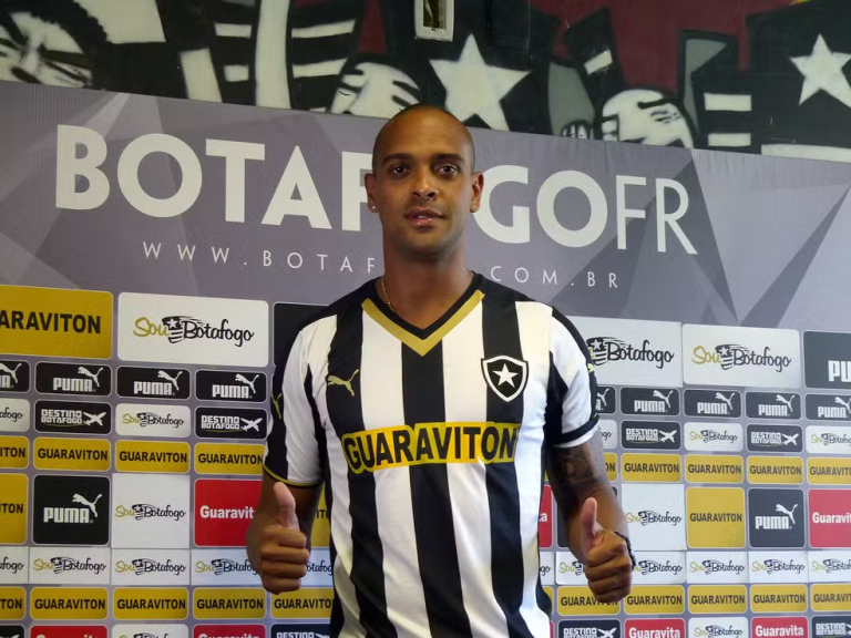 Tássio, ex-jogador do Botafogo, é uma das vítimas de desabamento de muro no Rio