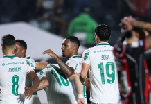 Palmeiras aproveita dois expulsos, goleia Vitória e abre 8 pontos para Fla