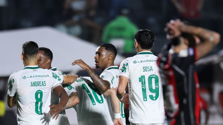 Palmeiras aproveita dois expulsos, goleia Vitória e abre 8 pontos para Fla