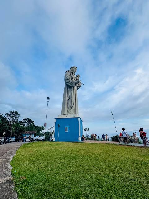 Ventania danifica imagem de Santo Antônio e interdita acesso ao morro em Caraguatatuba
