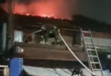 Incêndio atinge casa em Bertioga e destrói parte superior do imóvel