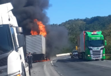 Fogo atinge semirreboque e interdita trecho da Rodovia Régis Bittencourt, em Cajati