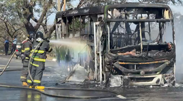 Ônibus circular pega fogo com 10 pessoas dentro do veículo em Campinas
