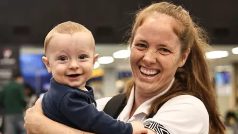 Atacante Ketlen faz primeira viagem pelo Santos com filho Lucca após nova regra da CBF