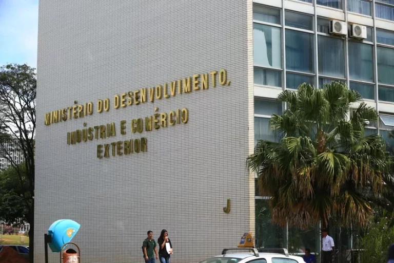 Governo brasileiro divulga defesa às tarifas de 25% dos EUA a produtos brasileiros
