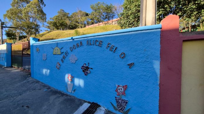 Moradores de Perus reagem após descobrir demolição de escola referência em educação infantil