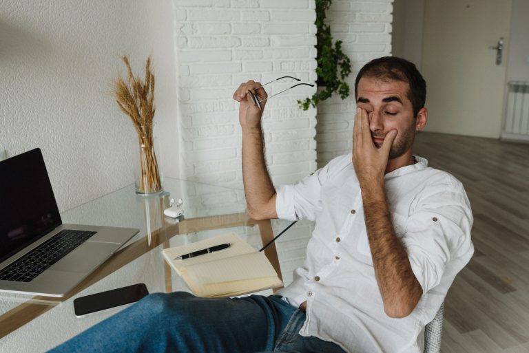 Se sente cansado depois do final de semana? Seu cérebro pode não estar relaxando; entenda por quê