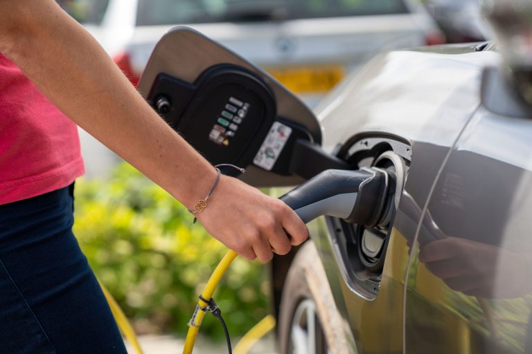 Veja quanto custa carregar um carro elétrico no Brasil?