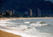 Pescador salva pai e dois filhos de afogamento na Praia do Capricórnio, em Caraguatatuba