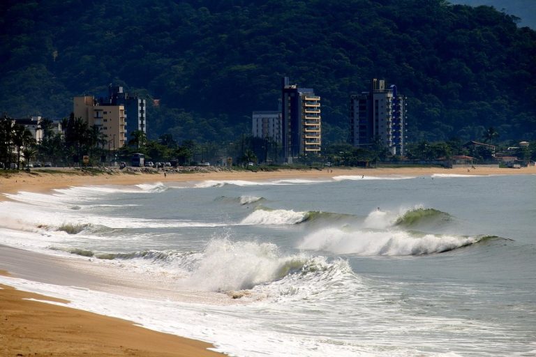 Pescador salva pai e dois filhos de afogamento na Praia do Capricórnio, em Caraguatatuba