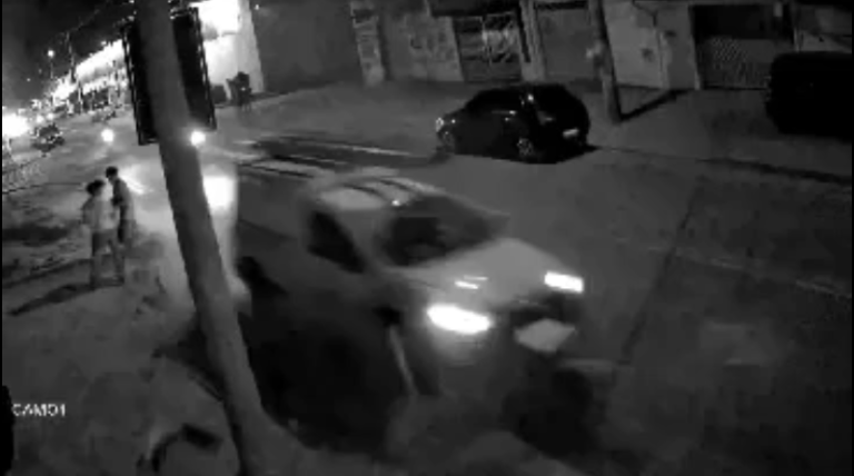 Por pouco: Duas pessoas são quase atropeladas no Jardim Campo Belo 2; veja vídeo