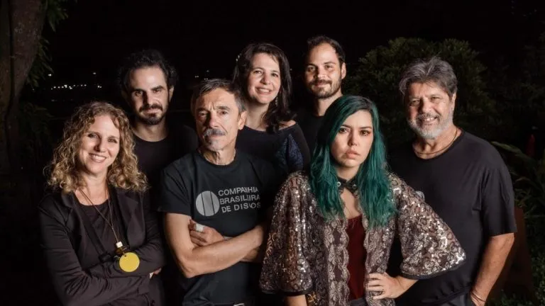 Sete Cabeças, a banda comandada por Charles Gavin e Luiz Brasil, apresenta o show “Revisitando Acústicos”