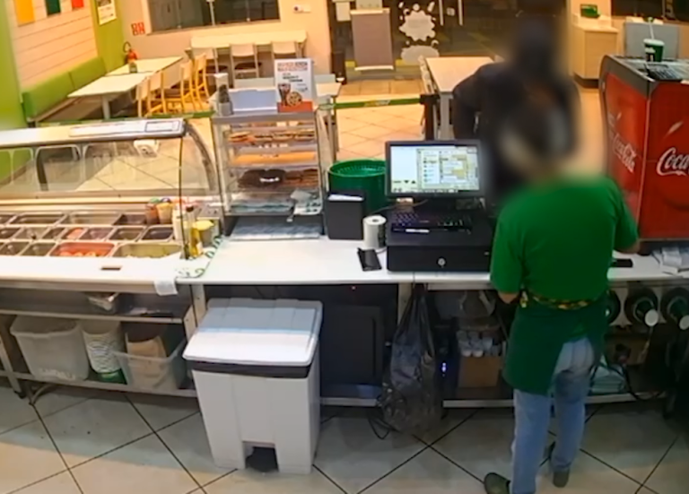 Homem invade fast-food, ameaça funcionária e foge com o dinheiro do caixa