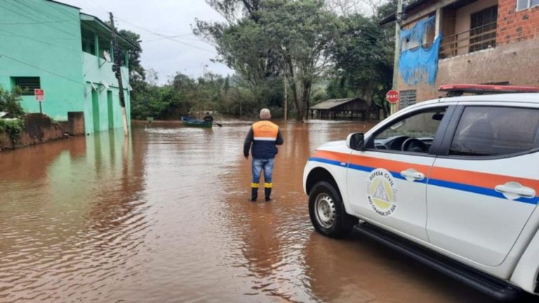 Temporais no RS destelham casas com ventos de quase 100 km/h; 49 cidades registraram danos