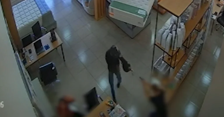 Troca de tiros termina com ladrão e dono de loja baleados no Centro de Sumaré