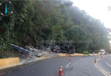 Caminhão tomba após falha no sistema mecânico de freios na Mogi-Bertioga