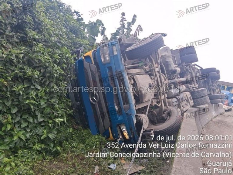 Caminhão perde o controle e tomba em rodovia de Guarujá
