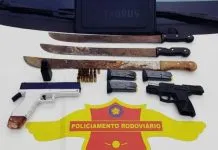 Trio é preso com pistola, simulacro de arma e facões durante abordagem em Santos