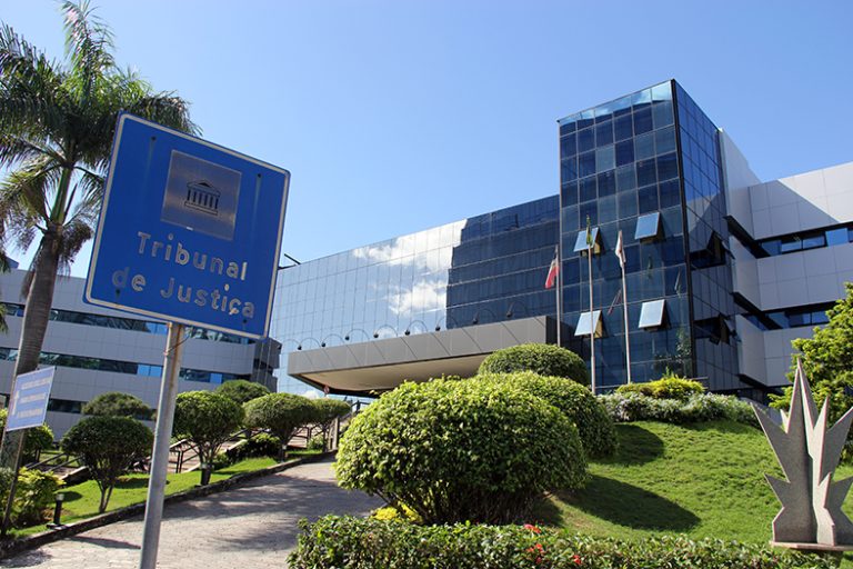 Tribunais descumprem decisão do STF sobre penduricalhos e pagam salários de até R$ 495 mil a juízes