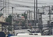 Carro invade linha férrea e colide com VLT em João Pessoa