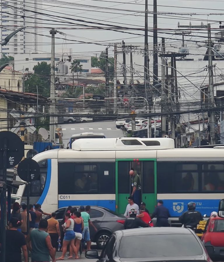Carro invade linha férrea e colide com VLT em João Pessoa