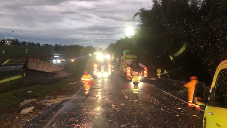 Acidente entre caminhões e carro causa interdição total da Washington Luís em Catiguá