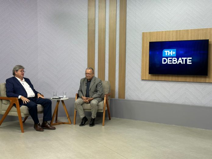 02417a99-2712-46d5-b05e-7060836b55fc João Azevêdo é entrevistado por Josival Pereira no Debate. Foto: Reprodução/ TH+ SBT