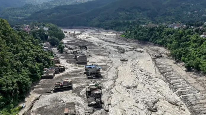 26ago2026---casas-parcialmente-submersas-apos-inundacoes-repentinas-em-trishuli-bazar-no-nepal-1787740462977_v2_900x506.jpg