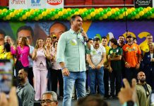 Flávio Bolsonaro cita Lulinha, diz que ‘Dark Horse’ é página virada e é alvo de protesto em SP