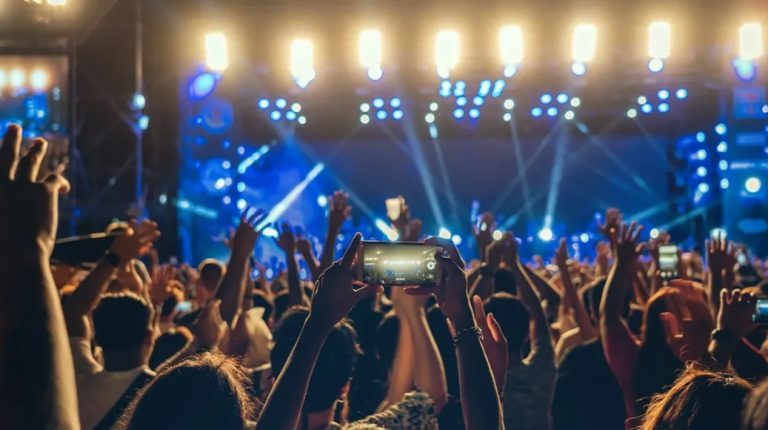 Shows podem custar mais de R$ 1 mil e levar público a parcelar gastos sem planejamento