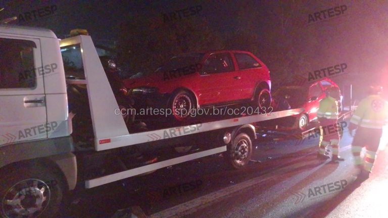 Motorista de guincho morre atropelado após carreta bater em caminhão na Carvalho Pinto, em Caçapava