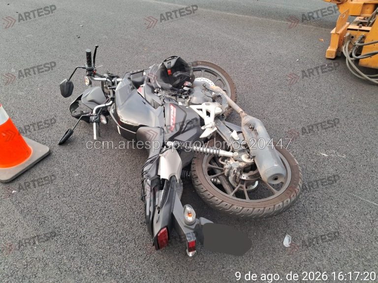 Motociclista fica gravemente ferido após bater em barreira e tombar na Tamoios, em Jambeiro