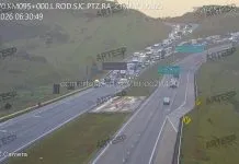 Carreta tomba e interdita totalmente a Carvalho Pinto em São José
