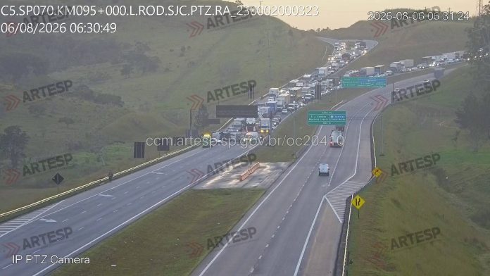 Carreta tomba e interdita totalmente a Carvalho Pinto em São José Carreta tomba e interdita totalmente a Carvalho Pinto em São José