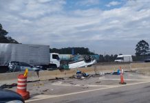 Acidente com cinco veículos causa interdição total da Dutra, em São José