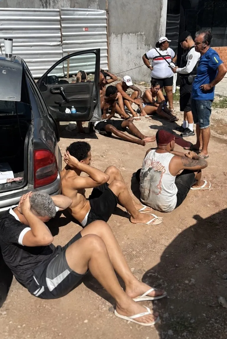 Torcedores do Santa Cruz são detidos pela PM após confusão na orla de João Pessoa antes de jogo contra o Botafogo-PB