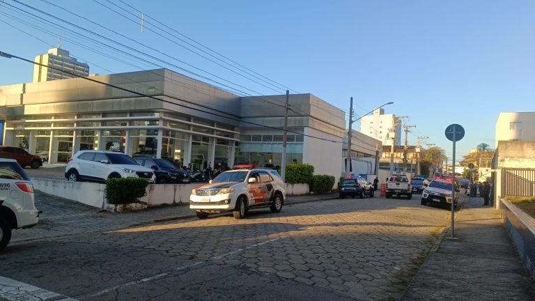 Homem morre após sacar faca e avançar contra policial durante abordagem em São José