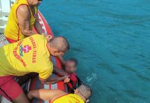 Homem furta carne em comércio, foge para o mar e quase se afoga em Ilhabela