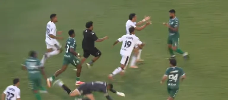 Ex-Palmeiras, Luan soca adversários após expulsão por cotovelada na Série D