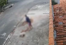 VÍDEO: Homem é rendido por criminoso armado e tem aliança roubada
