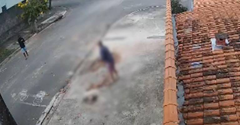 VÍDEO: Homem é rendido por criminoso armado e tem aliança roubada