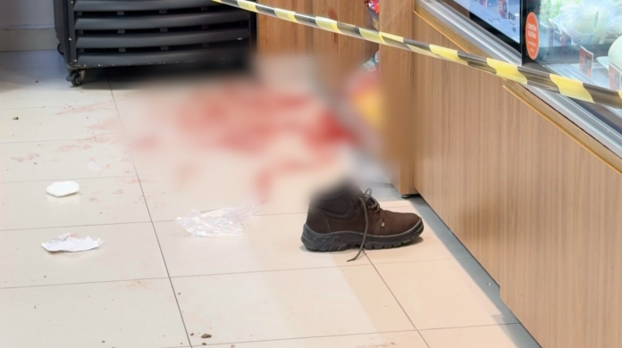 Homem invade conveniência, tenta tomar arma de guarda e é baleado Homem invade conveniência, tenta tomar arma de guarda e é baleado