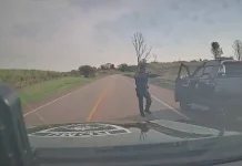 Dois homens são presos durante fuga com picape roubada