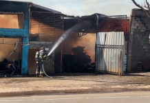Incêndio destrói madeireira e atinge três comércios em Campinas