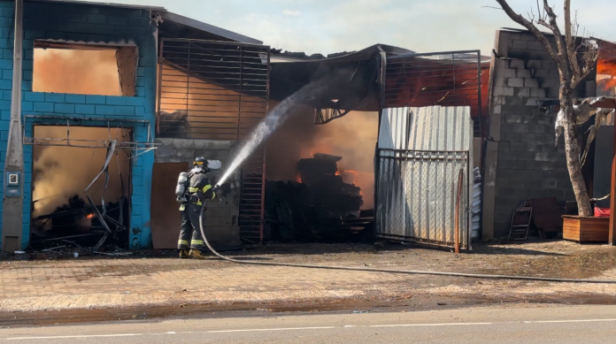 Incêndio destrói madeireira e atinge três comércios em Campinas Incêndio destrói madeireira e atinge três comércios em Campinas