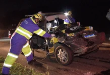 Carro fica embaixo de carreta com carga inflamável na Rodovia dos Bandeirantes
