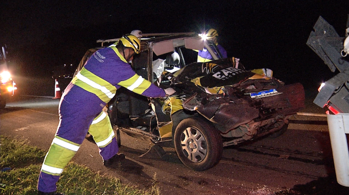 Carro fica embaixo de carreta com carga inflamável na Rodovia dos Bandeirantes
