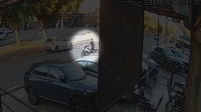 VÍDEO: Dupla furta moto de R$ 17 mil em 15 segundos em avenida de Campinas VÍDEO: Dupla furta moto de R$ 17 mil em 15 segundos em avenida de Campinas